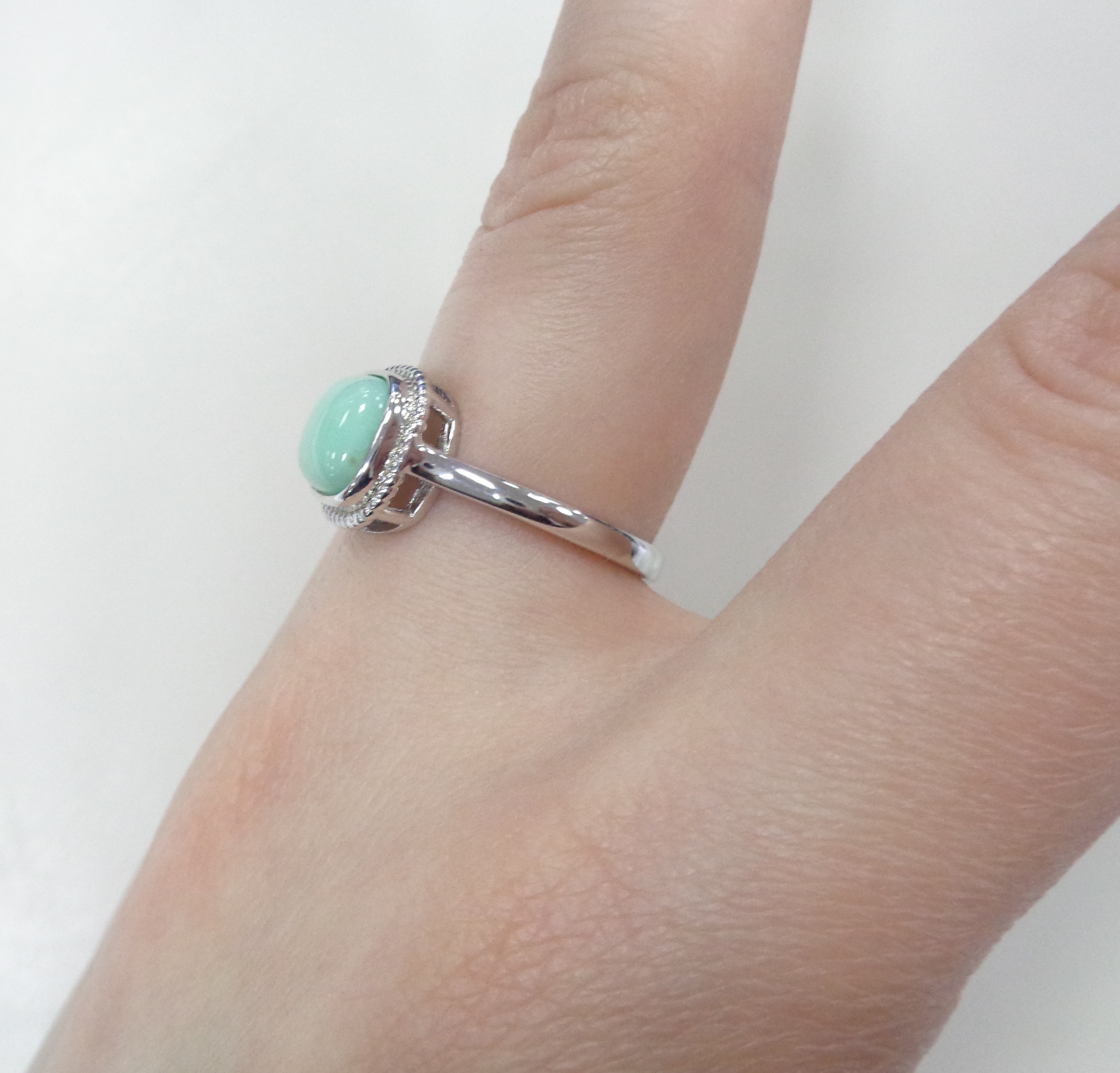 Серебряное кольцо с зеленым халцедоном